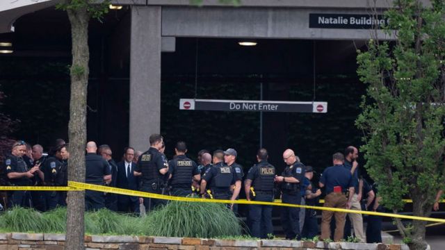 Decensas de policías a la entrada del Hospital donde ocurrió el tiroteo, Tulsa, Oklahoma.