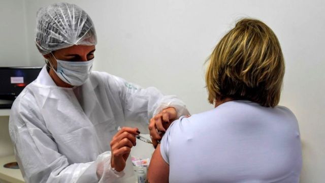 Brezilya'da koronavirüs aşı testlerine katılan bir denek.