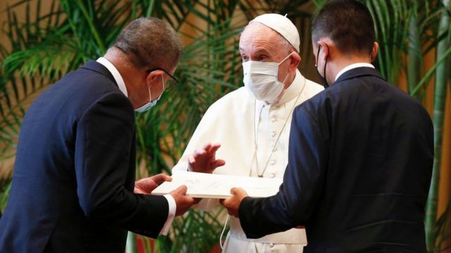 البابا فرنسيس يسلم النداء المشترك لرئيس مؤتمر الأمم المتحدة لتغير المناخ ألوك شارما ووزير الخارجية الإيطالي لويجي دي مايو