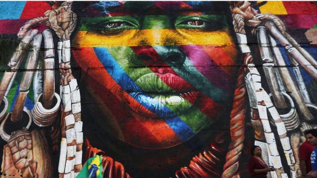 Un mural del artista brasileño Eduardo Kobra, en Río de Janeiro, titulado "Todos somos uno", que representa la diversidad cultural a través de los continentes.