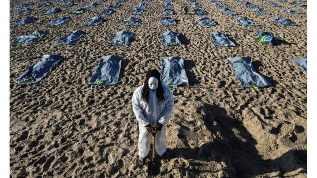 Protesto pelas 400 mil mortes da pandemia na praia de Copacabana