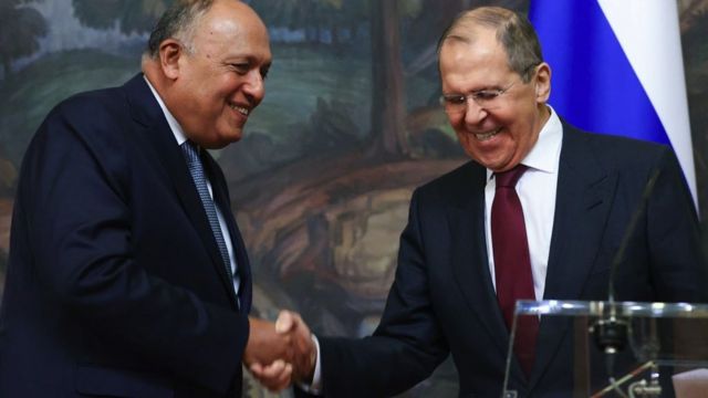 وزير الخارجية المصري سامح شكري مصافحاً نظيره الروسي سيرغي لافروف خلال مؤتمر صحافي مشترك في موسكو في أكتوبر/ تشرين الأول 2021