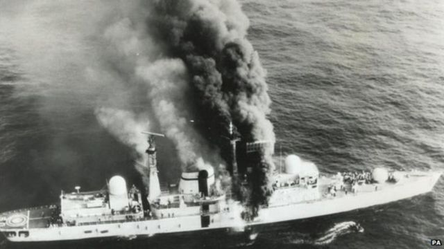 1982年5月4日阿根廷海军战机携带法国的飞鱼导弹突袭成功击沉了英国的谢菲尔德号驱逐舰(photo:BBC)