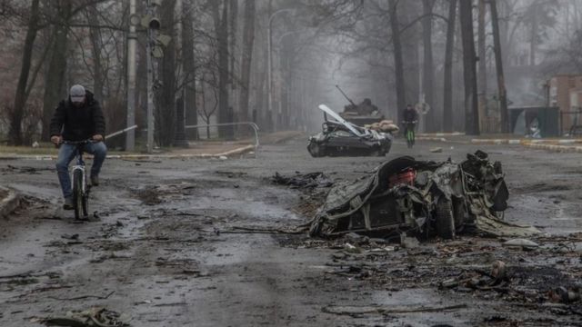 Xe của người dân bị thiêu rụi trên đường phố ở thị trấn Bucha gần thủ đô Kyiv của Ukraine