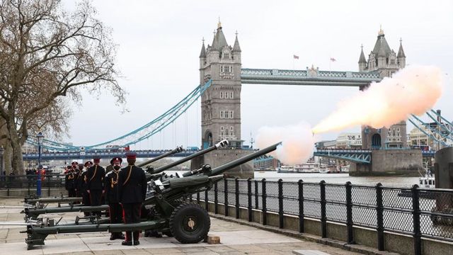 Disparos de canhão foram realizados em diversos lugares do país homenageando a memória do príncipe Philip