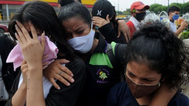 Familiares lloran la muerte de uno de sus seres queridos en medio de la crisis por la pandemia, en julio de 2020.
