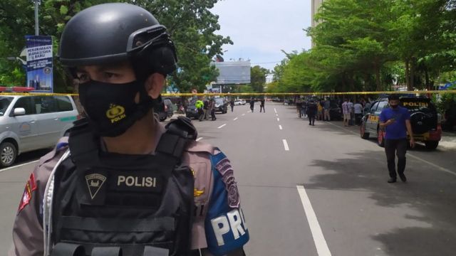 Ledakan di depan gereja di Makassar diduga sebagai bom bunuh diri.