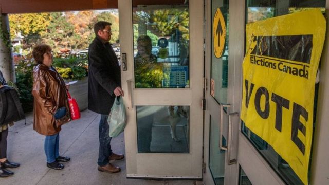 Voters line up to enter a polling station in Toronto, Canada (21/10/2019)