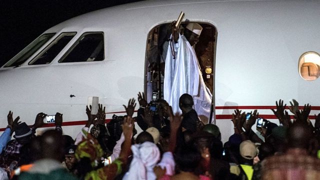 Le président Jammeh salue ses sympathisants à son départ d'exil