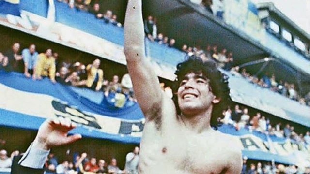 Maradona celebrando el título de liga conseguido con Boca Juniors.