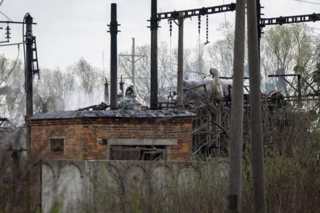 利沃夫附近的一个铁路变电站遭到俄罗斯军队空袭(photo:BBC)