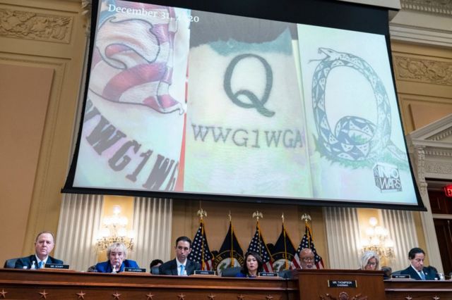 1月6日，在国会听证会上展示的一张幻灯片有匿名者Q抗议者身上的纹身。(photo:BBC)
