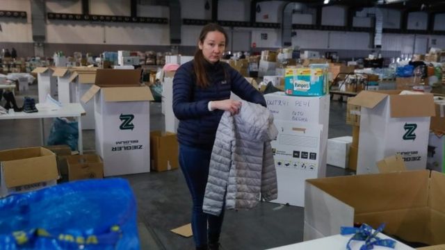 在比利时的一个乌克兰救助中心员工正在整理援助物资