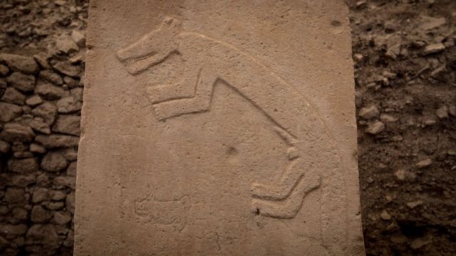 Coluna de Göbekli Tepe adornada com a imagem de um animal