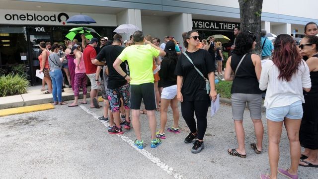 Colas frente al centro de donación OneBlood, en Orlando