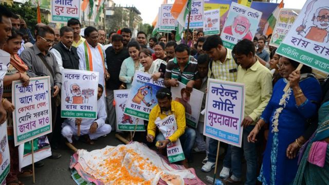 শিলিগুড়িতে কংগ্রেস সমর্থকরা প্রধানমন্ত্রী কুশপুত্তলিকা দাহ করছেন।