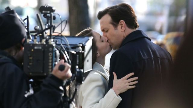Jason Sudeikis kisses Alison Brie on the movie set of 'Sleeping With Other People'