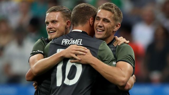 Jogadores alemães comemoram gol