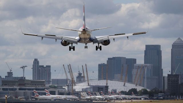 Un avión de pasajeros dispuesto a tomar tierra en el aeropuerto de London City