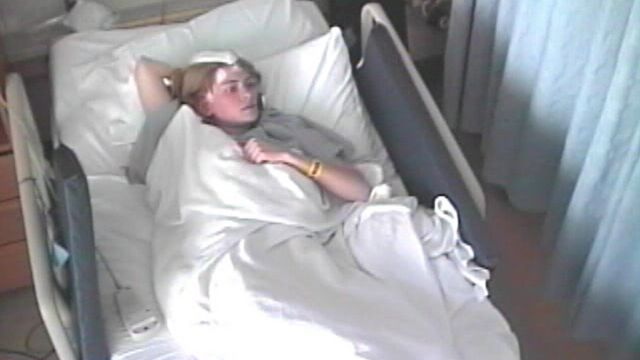 Susannah Cahalan en la cama del hospital en Nueva York donde estaba siendo estudiada.