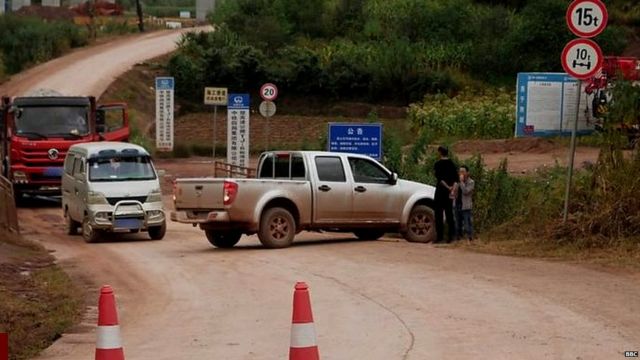 बीबीसी की टीम के रास्ते में रुकावटें डाली गईं.