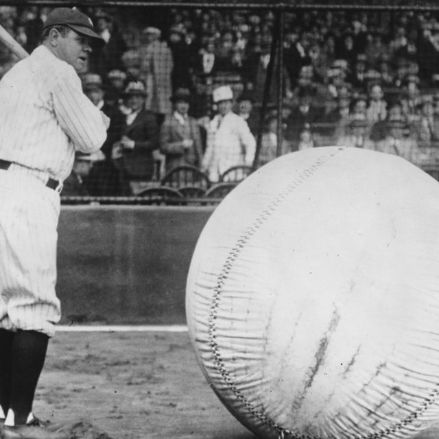 Babe Ruth intenta batear una pelota gigante