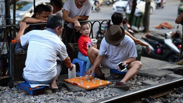 Cuộc sống của người dân diễn ra sát ngay đường tàu.