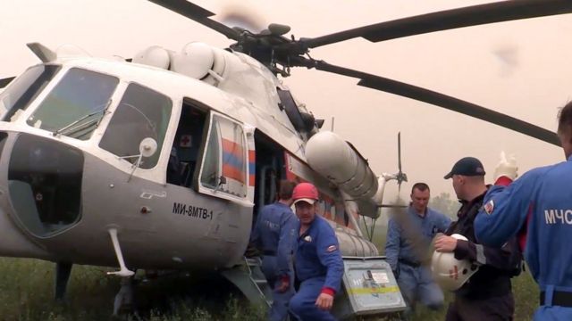 Вертолет спасателей на месте крушения самолета Ил-76 МЧС России, пропавшего в Иркутской области.