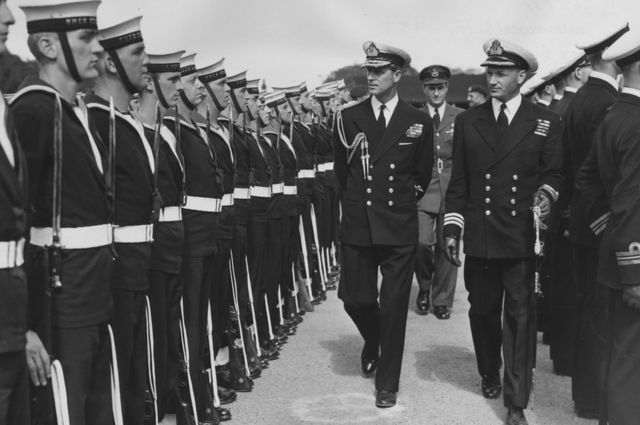 El duque de Edimburgo con marineros canadienses en 1953