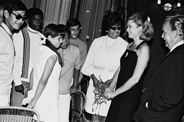 Grace Kelly y el príncipe Raniero reciben a Josephine Baker y a sus hijos en Mónaco en 1969.