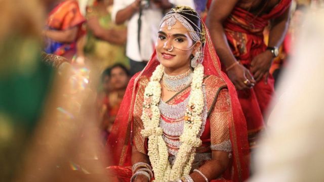 কনের বিয়ের শাড়ির দাম এক কোটি ৭০লাখ রুপি আর গয়নার পেছনে খরচ করা হয়েছে ৯০ কোটি রুপি।