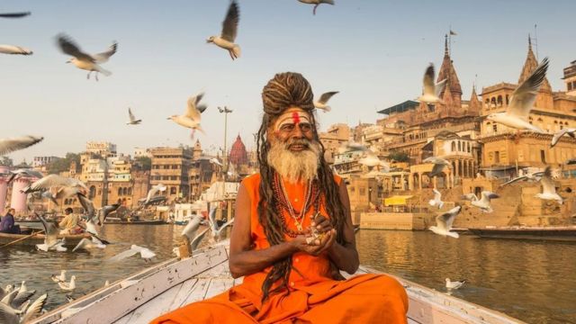 Varanasi adalah salah satu kota tertua di dunia yang terus dihuni - dan paling suci bagi umat Hindu.