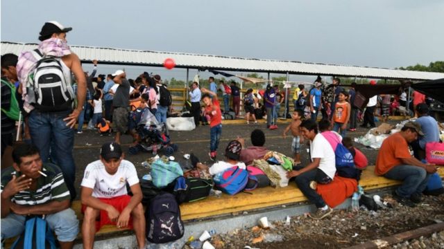 Migrantes esperan en el puente fronterizo entre Guatemala y México.