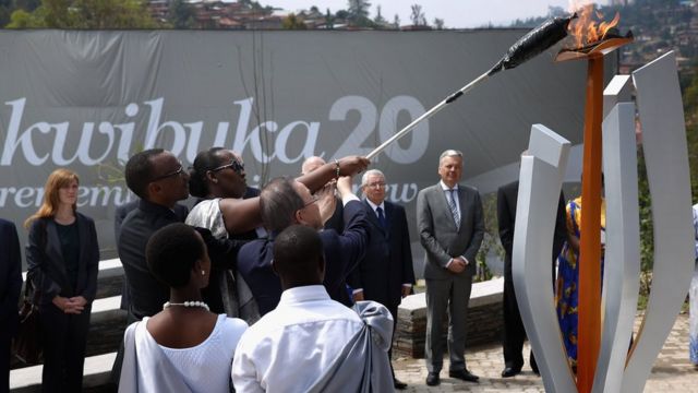 Le président Paul Kagamé, son épouse Jeannette et le secrétaire général de l'ONU, Ban Ki Moon, allument la flamme du souvenir au centre commémoratif du génocide de Kigali le 7 avril 2014 à Kigali.