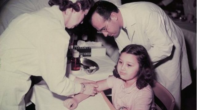 Вакцина Джонаса Солка дозволила почати боротьбу із поліомієлітом у світі