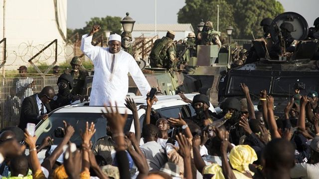 Le président Adama Barrow installé à Banjul par les forces de la CEDEAO
