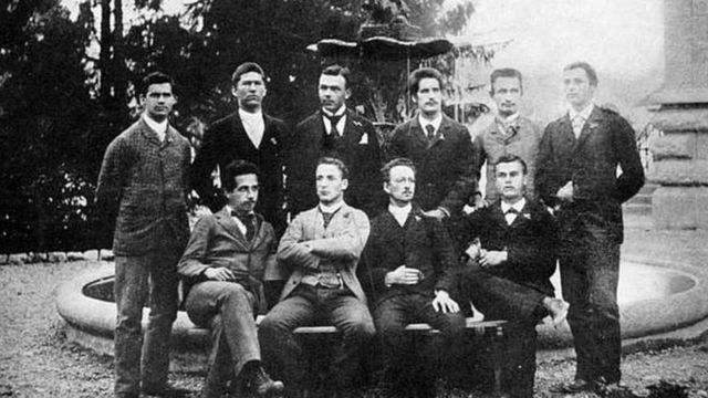 أينشتاين بين زملائه عام 1896 (الجالس في أقصى اليسار)