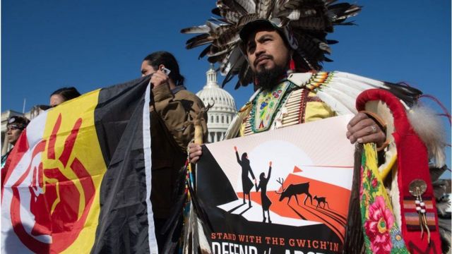 Protesta de miembros grupos tribales en trajes típicos contra la exploración petrolera en el refugio nacional del Ártico