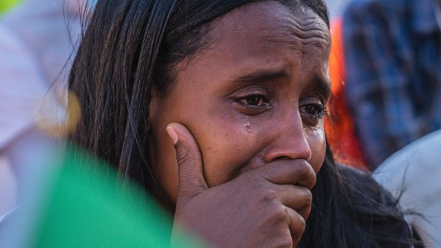 Uma mulher etíope chora durante um evento que marca o aniversário de um ano da guerra em Tigray, na capital Adis Abeba, Etiópia - 3 de novembro de 2021