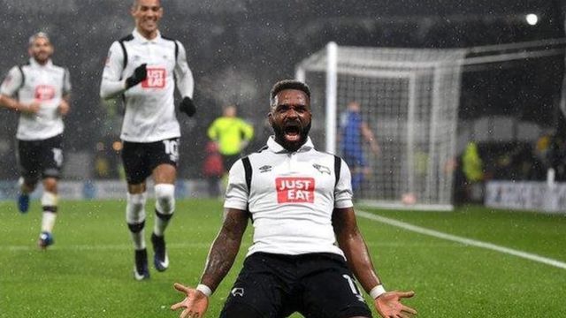 Darren Bent na murnar kwallon da ya rama
