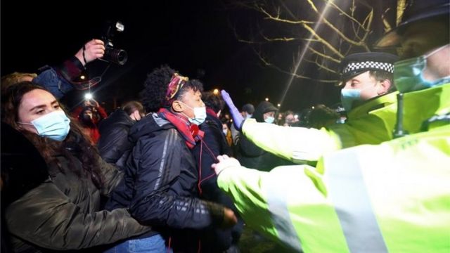 Londra'da Sarah Everard cinayetini protesto eden kadınlara polis müdahale etti