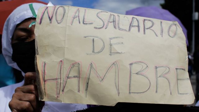Um cartaz durante protesto diz 'Não ao salário de fome'