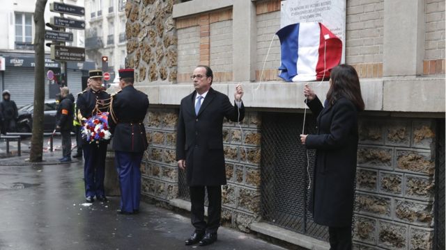 هولاند يرفع العلم الفرنسي عن لافتة لإحياء ذكرى الهجمات