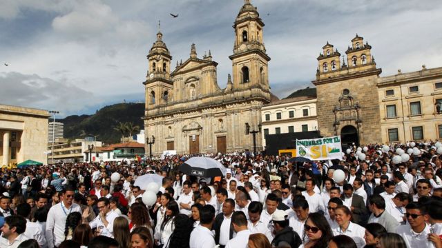 En Bogotá, una multitud se reunió para seguir en directo la firma del acuerdo de paz.