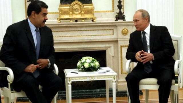 Nicolás Maduro sentado con Putin.