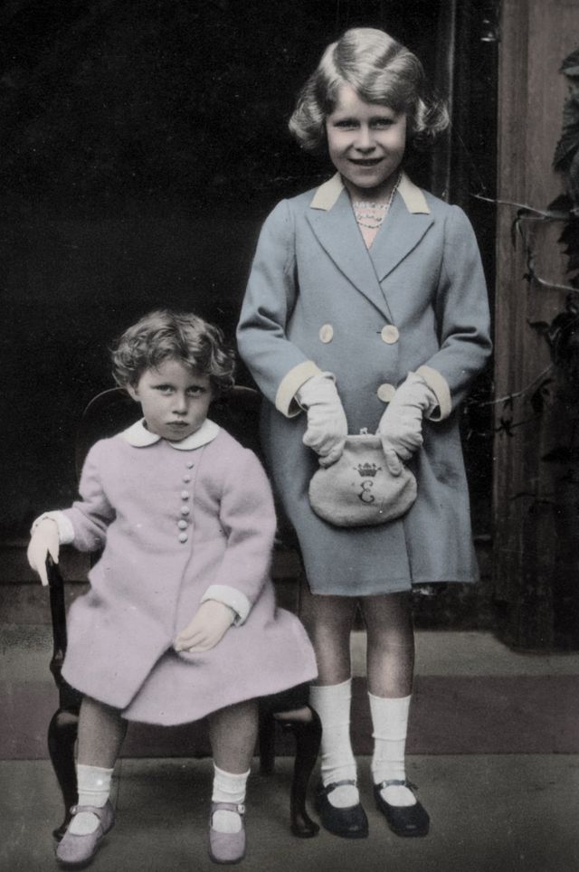伊丽莎白公主和妹妹玛格丽特公主（生于1930年）童年时期都是在家中受教育(photo:BBC)