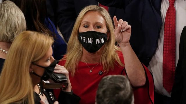 Senator AS dari Partai Republik, Marjorie Taylor, mengenakan masker yang menunjukkan dukungannya untuk Donald Trump.