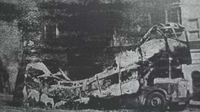 فروری 1969: پشاور روڈ راولپنڈی پر مشتعل مظاہرین نے سرکار کے زیر انتظام چلنے والی اومنی سروس کی ڈبل ڈیکر بس کو جلا دیا