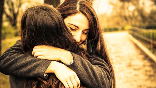 Dos mujeres jóvenes abrazadas