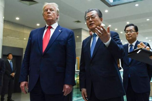 米朝首脳会談後に記者団の前に成果を強調するトランプ氏と文氏